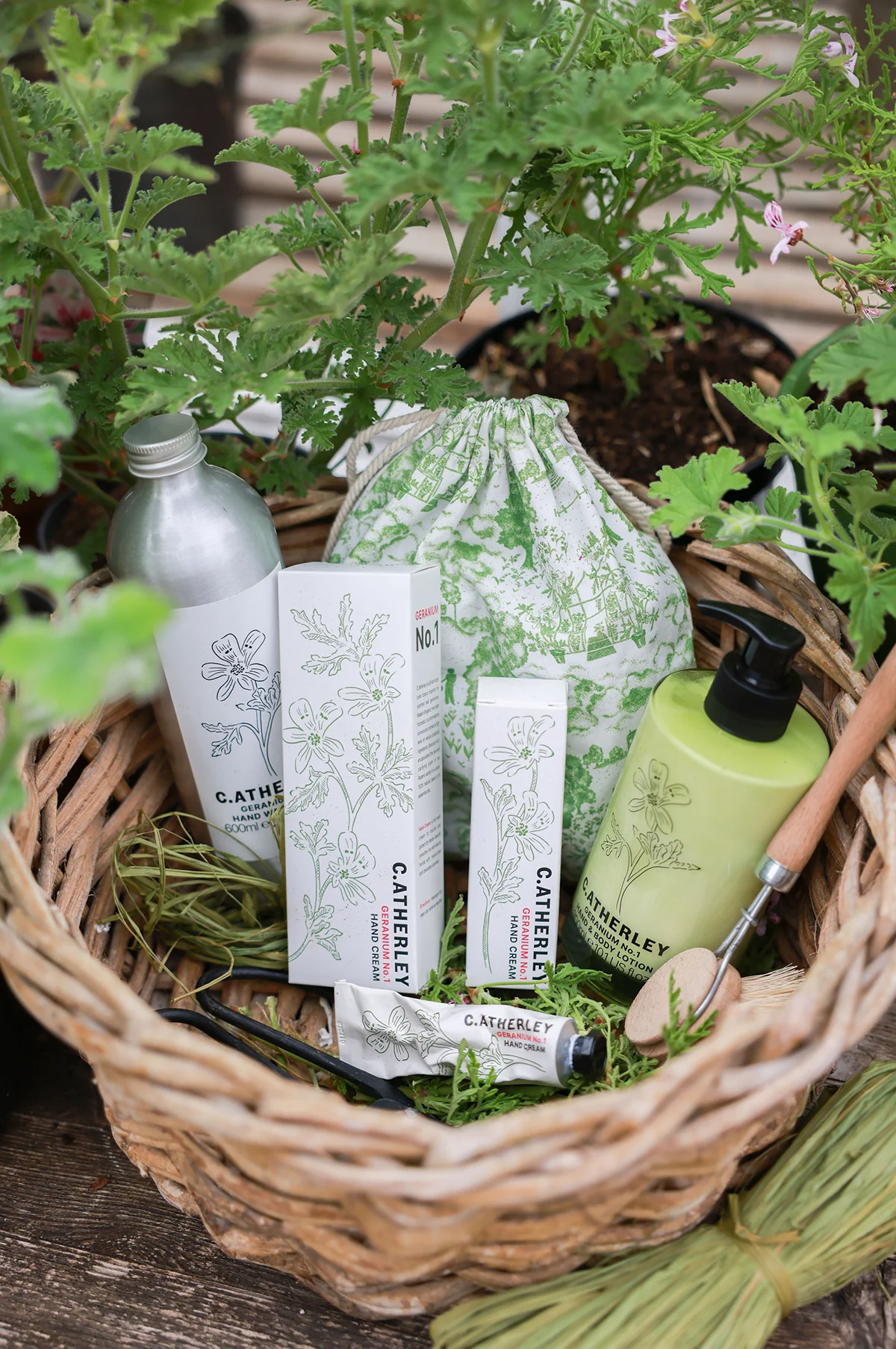 Geranium No.01 Hand & Body Lotion 300ml - Image 3