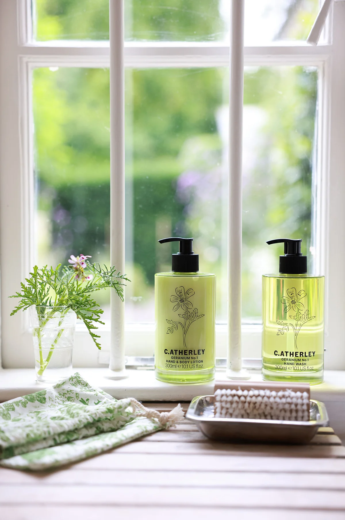 Geranium No.01 Hand & Body Lotion 300ml - Image 5