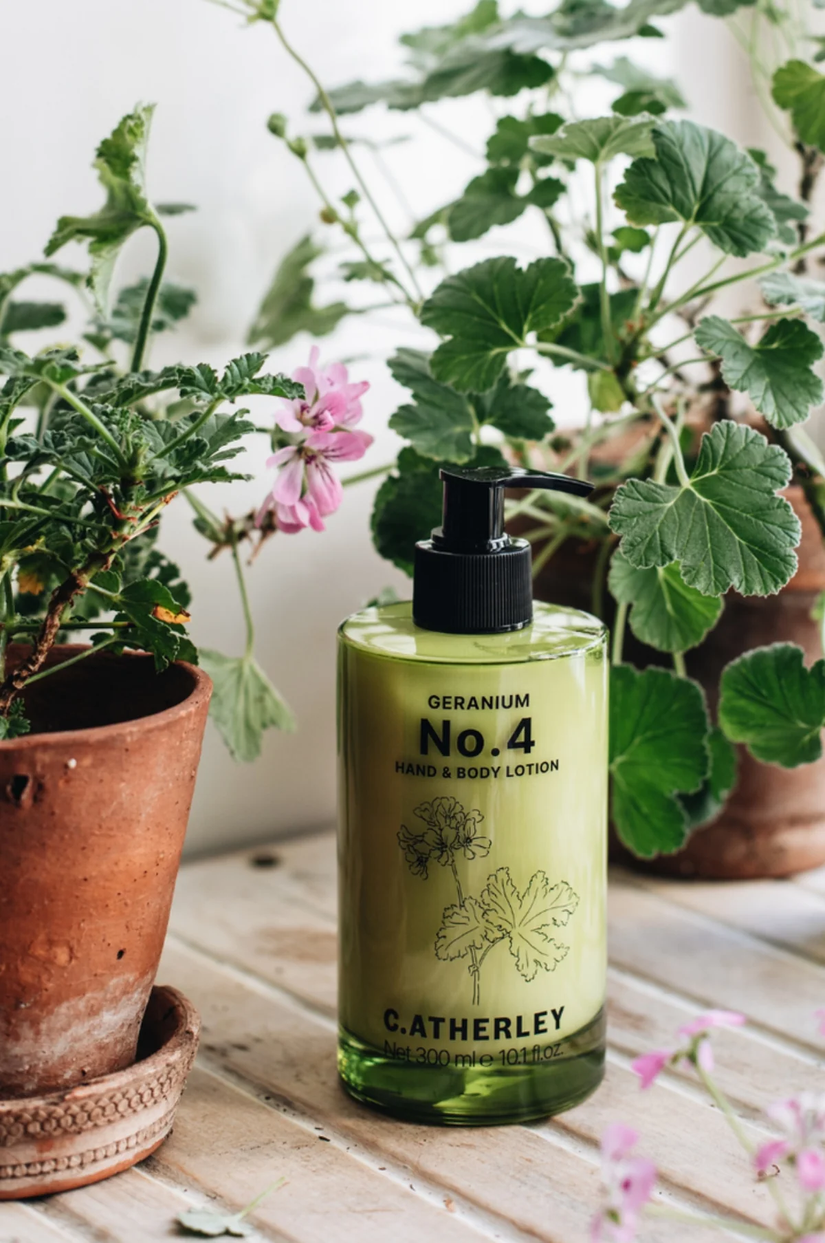 Geranium No.04 Hand & Body Lotion 300ml - Image 2