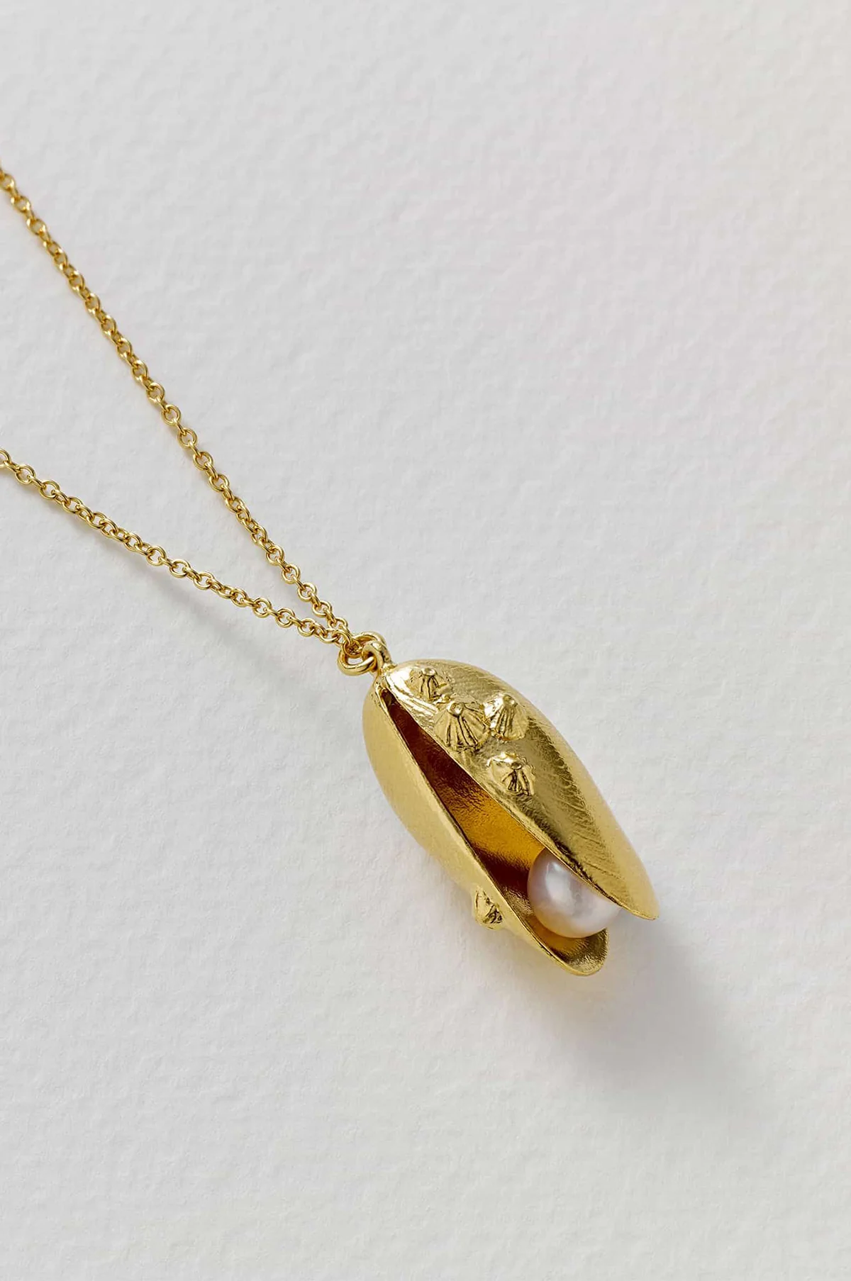 Mussel and Pearl Necklace Gold - Image 3