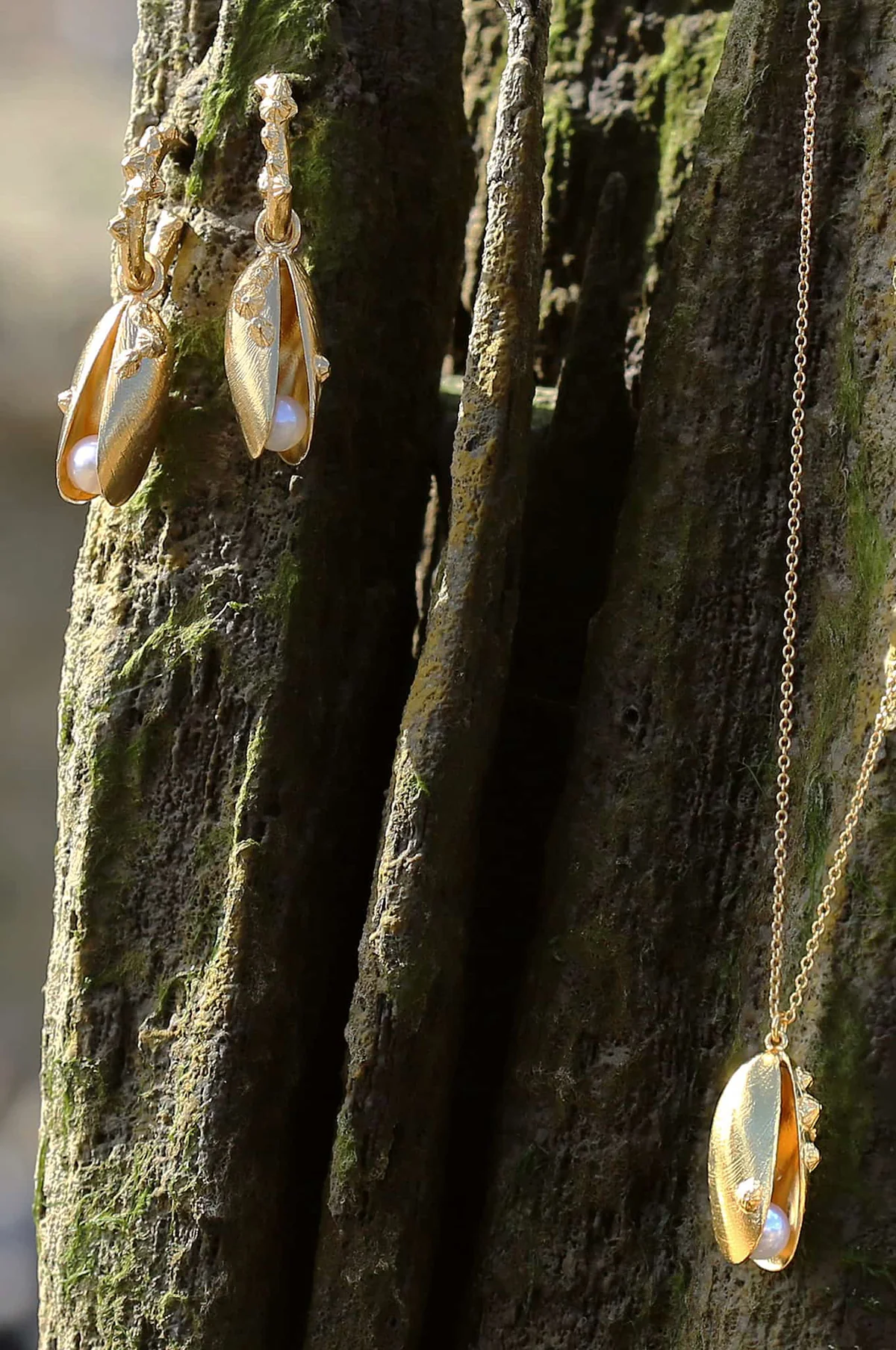 Mussel and Pearl Necklace Gold - Image 4