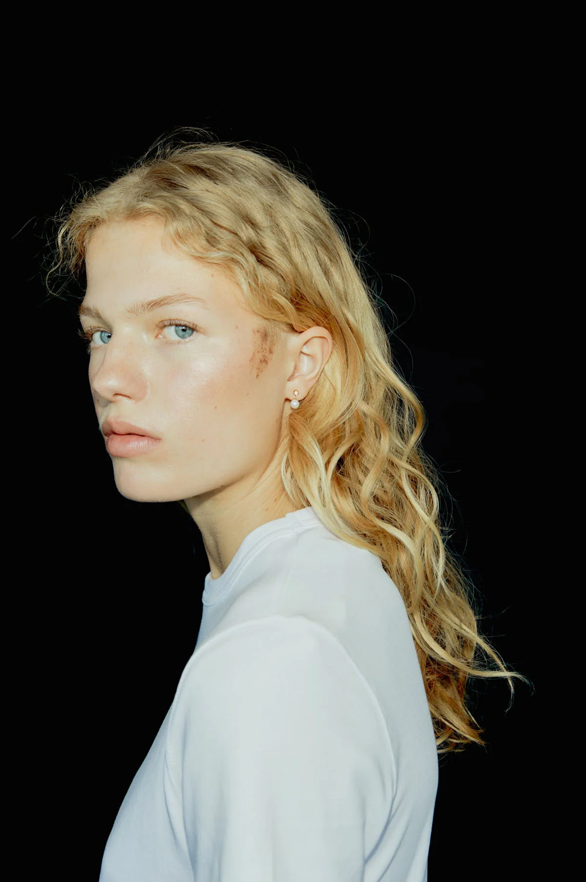 Odile Mini Gold Earrings - Image 3