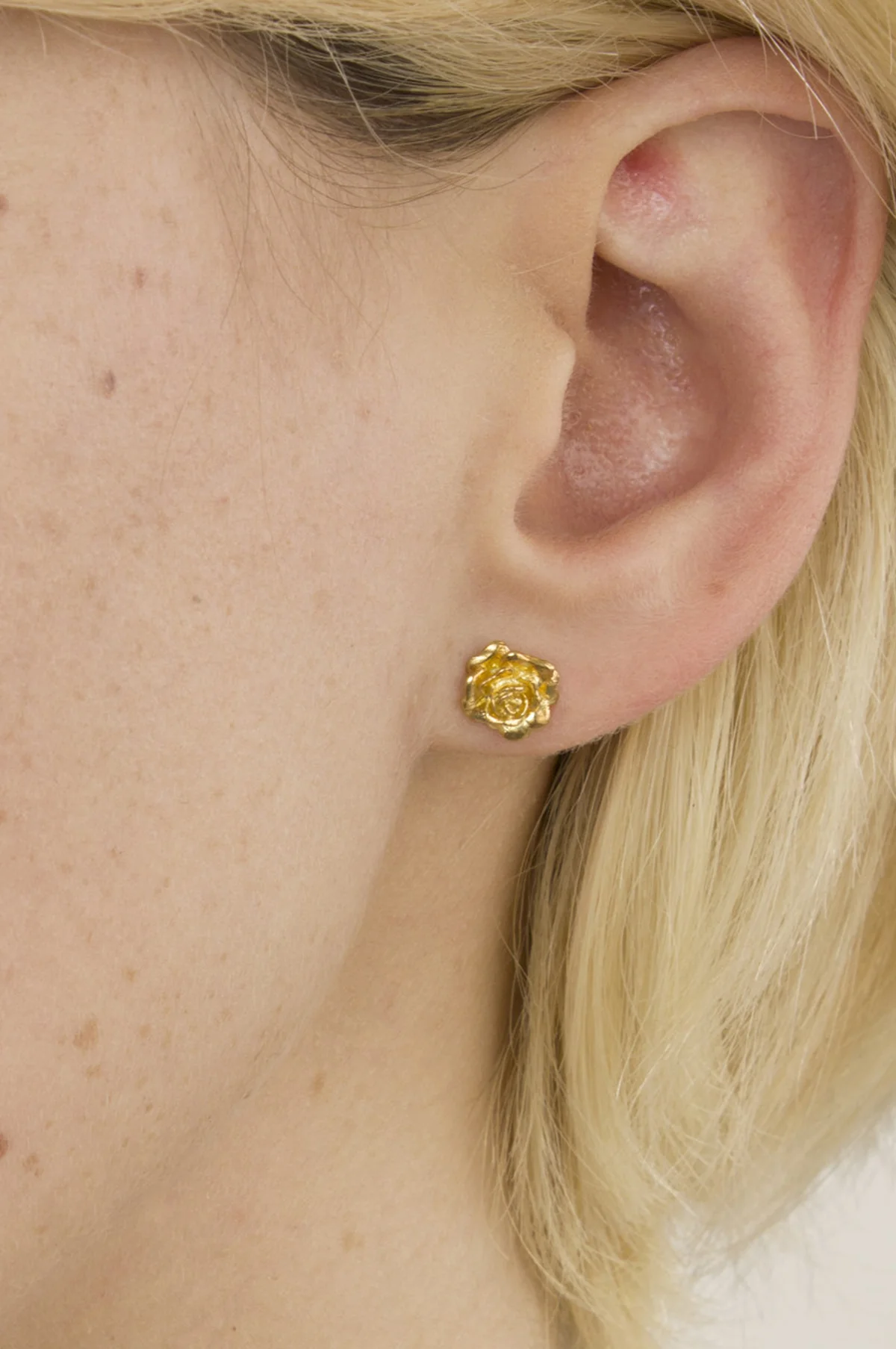 Rosa Damasca Stud Earrings Gold Plate - Image 2