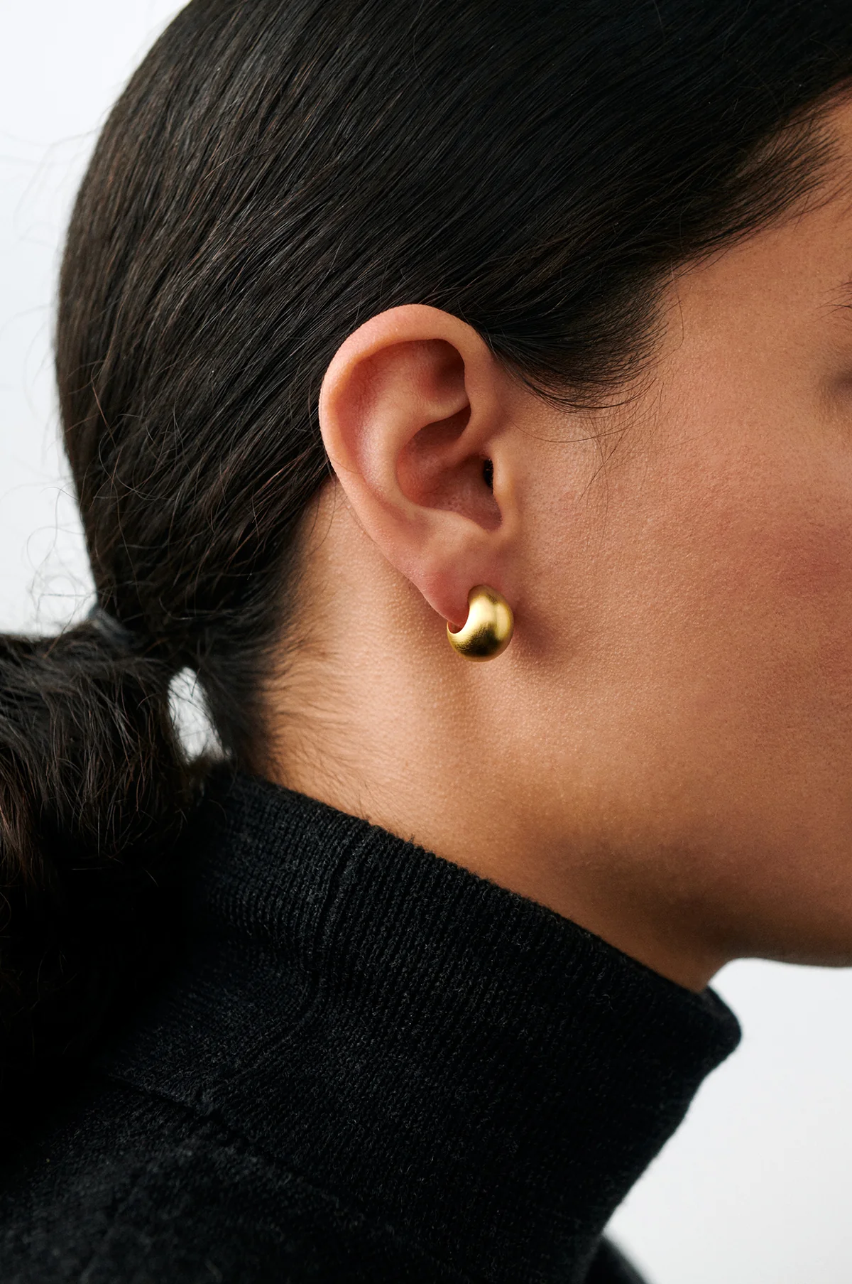 Small Echo Gold Hoop Earrings - Image 2