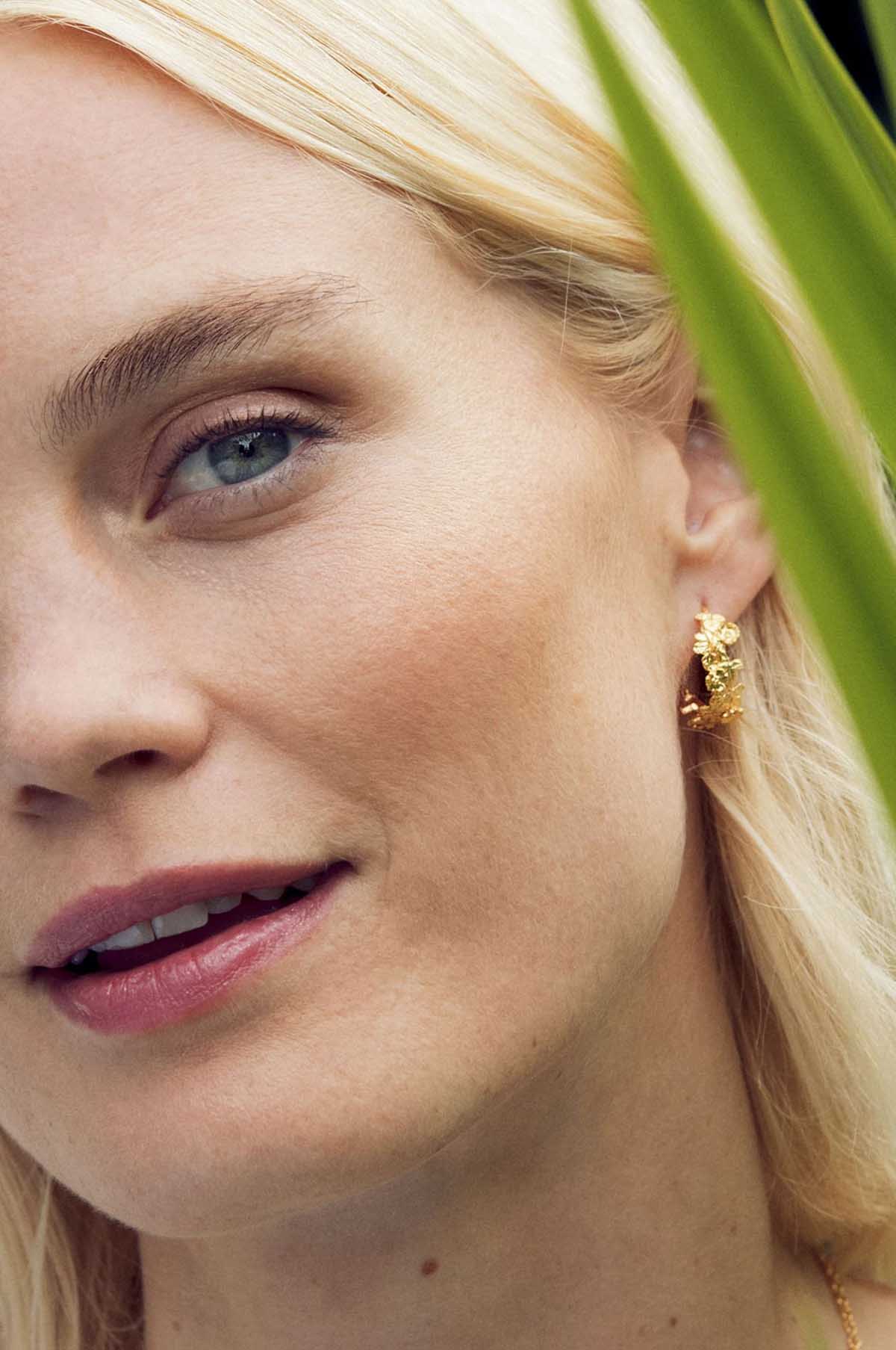 Wildrose Wide Hoop Earrings Gold - Image 2